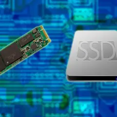 Dysk SSD i jego moduł na tle niebieskiej płyty drukowanej. Optymalizacja wydajności dzięki SSD TRIM.