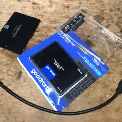 Dwa dyski SSD: Samsung i Goodram CX400 256 GB, obudowa na dysk i kable. Co to SSD? To szybki dysk do komputera.