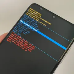 Ekran telefonu z menu Android Recovery. Wybierz "Wipe data/factory reset", aby wyczyścić pamięć telefonu Huawei i przywrócić ustawienia fabryczne.