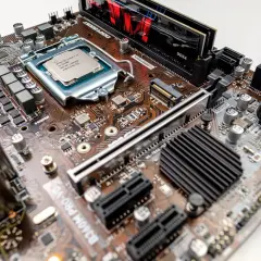Płyta główna z procesorem Intel Core i5, slotami DDR4 i złączami, które mogą być używane do rozbudowy, np. PCIe, w przeciwieństwie do starszych PCI.