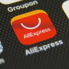 Ikona aplikacji AliExpress na ekranie smartfona. Chcesz wiedzieć, jak usunąć konto na AliExpress?