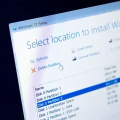 Instalator Windows 11 pokazuje opcje zarządzania partycjami, w tym usuwanie i formatowanie dysku systemowego.