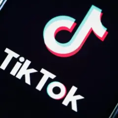 Logo Tik Tok na ekranie smartfona. To ikona, która rozpoczęła globalną rewolucję w mediach społecznościowych, tworząc nową historię tik tok.