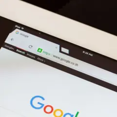 Zapisane strony w telefonie: przeglądarka Google na ekranie tabletu, widoczna wyszukiwarka i adres strony.