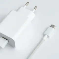 Biała ładowarka sieciowa z kablem USB-C. Dowiedz się, jak obliczyć moc ładowarki, by wybrać najlepszą dla swojego urządzenia.