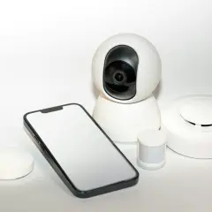 Smart dom: telefon, kamera obrotowa, czujnik ruchu i dymu. Zdalny monitoring z Alfred Camera po polsku.