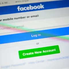 Ekran logowania Facebook. Dowiedz się, jak usunąć numer telefonu z Facebooka, aby zwiększyć prywatność.