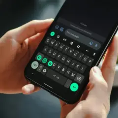 Dłonie trzymają smartfon z klawiaturą. Wpisuję wiadomość, odkrywając historię schowka.