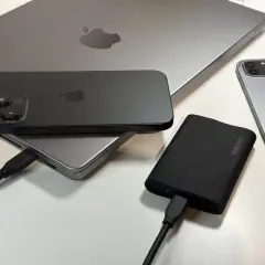 Jak podłączyć dysk zewnętrzny do telefonu? Na zdjęciu iPhone, iPad i MacBook, a także dysk Samsung.