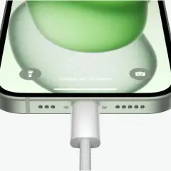 iPhone z zieloną tapetą, podłączony do ładowania. Możliwość powershare iPhone.