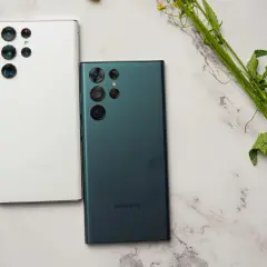 Dwa telefony Samsung, biały i zielony, leżą obok siebie. Chcesz wiedzieć, jak wyłączyć Samsung S21?
