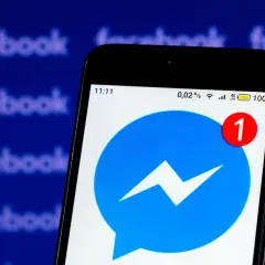 Telefon z ikoną Messengera i powiadomieniem "1". Dowiedz się, jak odczytać wiadomość na Messengerze bez wyświetlania na Androidzie.