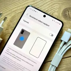 Jak włączyć ładowanie indukcyjne Samsung? Na ekranie telefonu widać opcję "Bezdrátové sdílení napájení" (udostępnianie zasilania bezprzewodowo).