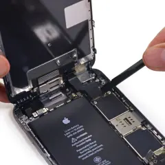 Naprawa zalany telefon. Wymiana baterii i ekranu w smartfonie.