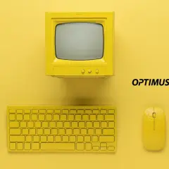 Żółty komputer retro, klawiatura i myszka. Dowiedz się, jak sprawdzić, co spowalnia komputer, by cieszyć się płynną pracą.