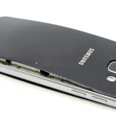 Uszkodzony Samsung A40, którego tylna obudowa jest odklejona, co może być przyczyną, że samsung a40 nie ładuje.