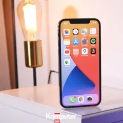 iPhone z widocznymi ikonami aplikacji. Dowiedz się, jak przywrócić usunięte aplikacje iPhone, korzystając z App Store.
