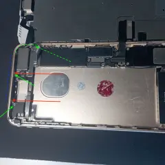 Gdzie jest antena NFC w telefonie? Widać ją na zdjęciu, w lewym górnym rogu, pod metalową osłoną.