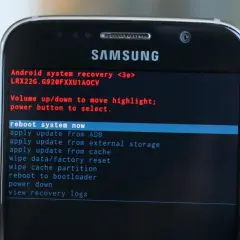 Ekran recovery Samsung, pokazujący opcje jak sformatować telefon Samsung. Wybierz "wipe data/factory reset".