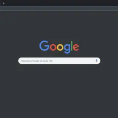 Przeglądarka Google Chrome z włączonym ciemnym motywem. Widoczna jest nowa karta z polem wyszukiwania i kolorowym logo Google.