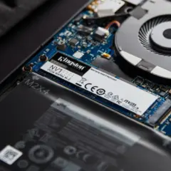 Dysk SSD NVMe M.2 Kingston NV1, gdzie jest dysk w komputerze, zamontowany obok baterii i wentylatora.