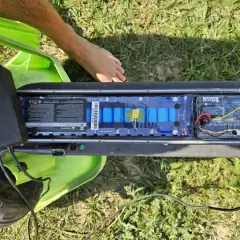 Otwarta bateria hulajnogi Xiaomi, podłączona ładowarka. Może to być powód, dla którego telefon się nie ładuje Xiaomi.