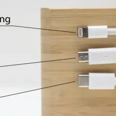 Różne wejścia do telefonu: Lightning, MicroUSB i USB-C.