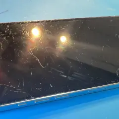 Zniszczony ekran telefonu z licznymi rysami. Dowiedz się, jak usunąć rysy z ekranu telefonu, aby przywrócić mu dawny blask.