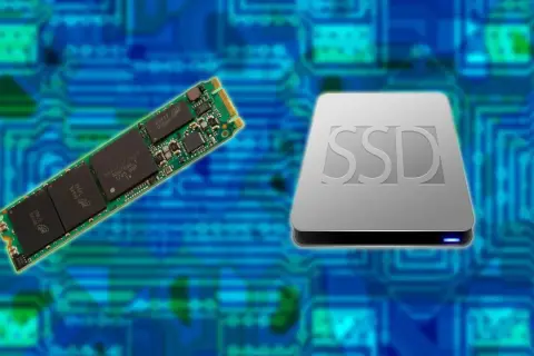Dysk SSD i jego moduł na tle niebieskiej płyty drukowanej. Optymalizacja wydajności dzięki SSD TRIM.