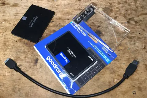 Dwa dyski SSD: Samsung i Goodram CX400 256 GB, obudowa na dysk i kable. Co to SSD? To szybki dysk do komputera.
