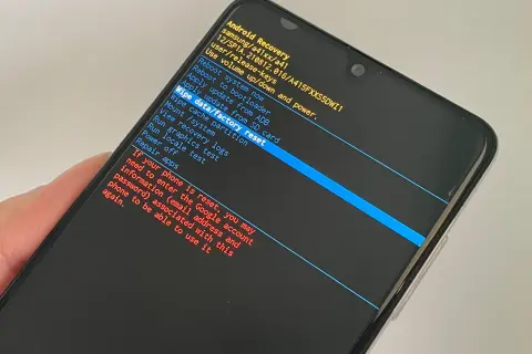 Ekran telefonu z menu Android Recovery. Wybierz "Wipe data/factory reset", aby wyczyścić pamięć telefonu Huawei i przywrócić ustawienia fabryczne.