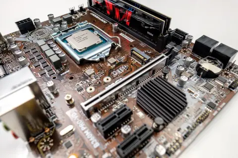 Płyta główna z procesorem Intel Core i5, slotami DDR4 i złączami, które mogą być używane do rozbudowy, np. PCIe, w przeciwieństwie do starszych PCI.