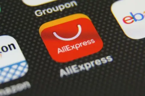 Ikona aplikacji AliExpress na ekranie smartfona. Chcesz wiedzieć, jak usunąć konto na AliExpress?