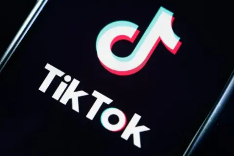 Logo Tik Tok na ekranie smartfona. To ikona, która rozpoczęła globalną rewolucję w mediach społecznościowych, tworząc nową historię tik tok.