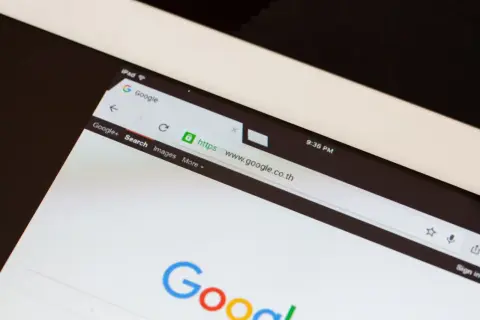 Zapisane strony w telefonie: przeglądarka Google na ekranie tabletu, widoczna wyszukiwarka i adres strony.