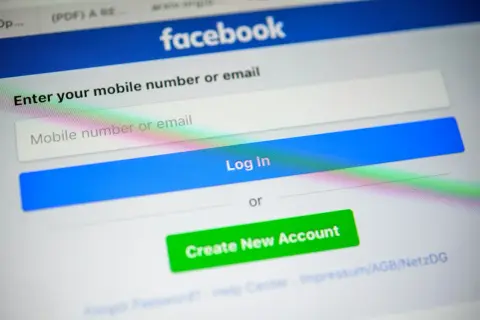 Ekran logowania Facebook. Dowiedz się, jak usunąć numer telefonu z Facebooka, aby zwiększyć prywatność.