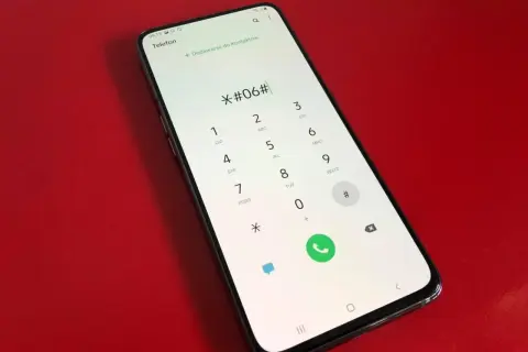 Na ekranie telefonu wpisany kod *#06# pomoże Ci sprawdzić, od kiedy masz telefon, wyświetlając jego numer IMEI.