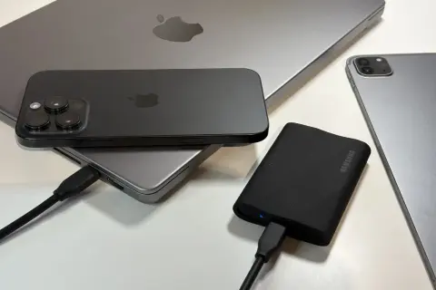 Jak podłączyć dysk zewnętrzny do telefonu? Na zdjęciu iPhone, iPad i MacBook, a także dysk Samsung.