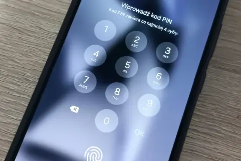 Ekran blokady telefonu Samsung z klawiaturą PIN. Dowiedz się, jak włączyć zdalne odblokowanie telefonu Samsung.