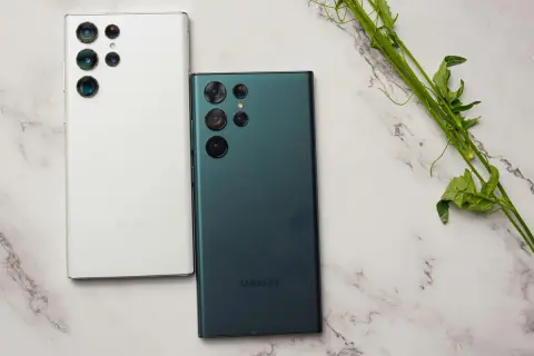 Dwa telefony Samsung, biały i zielony, leżą obok siebie. Chcesz wiedzieć, jak wyłączyć Samsung S21?