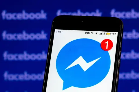 Telefon z ikoną Messengera i powiadomieniem "1". Dowiedz się, jak odczytać wiadomość na Messengerze bez wyświetlania na Androidzie.