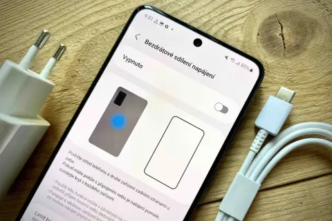 Jak włączyć ładowanie indukcyjne Samsung? Na ekranie telefonu widać opcję "Bezdrátové sdílení napájení" (udostępnianie zasilania bezprzewodowo).