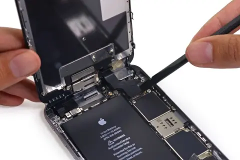 Naprawa zalany telefon. Wymiana baterii i ekranu w smartfonie.