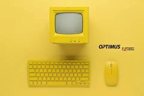 Żółty komputer retro, klawiatura i myszka. Dowiedz się, jak sprawdzić, co spowalnia komputer, by cieszyć się płynną pracą.