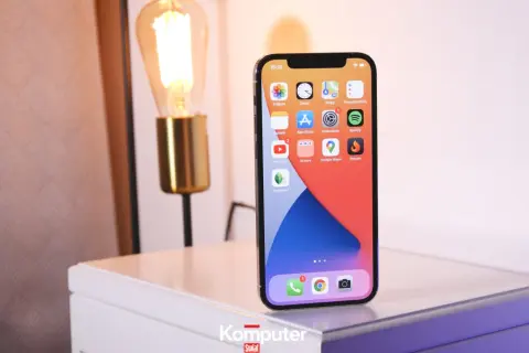 iPhone z widocznymi ikonami aplikacji. Dowiedz się, jak przywrócić usunięte aplikacje iPhone, korzystając z App Store.