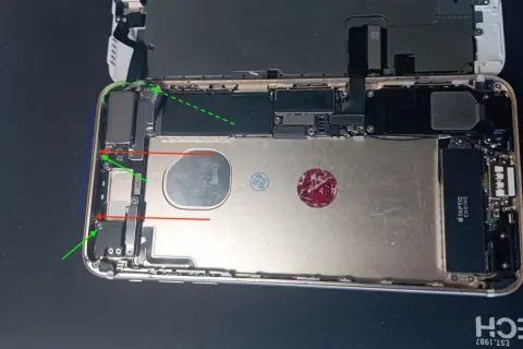 Gdzie jest antena NFC w telefonie? Widać ją na zdjęciu, w lewym górnym rogu, pod metalową osłoną.