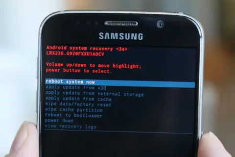 Ekran recovery Samsung, pokazujący opcje jak sformatować telefon Samsung. Wybierz "wipe data/factory reset".