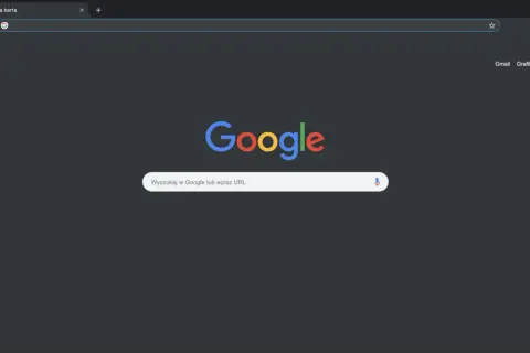 Przeglądarka Google Chrome z włączonym ciemnym motywem. Widoczna jest nowa karta z polem wyszukiwania i kolorowym logo Google.