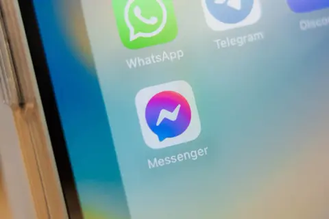Ikona Messengera na ekranie telefonu. Zastanawiasz się, co to znaczy ss na Messengerze? To skrót od "screenshot", czyli zrzut ekranu.