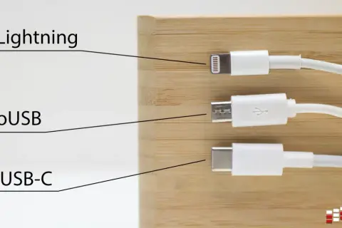 Różne wejścia do telefonu: Lightning, MicroUSB i USB-C.